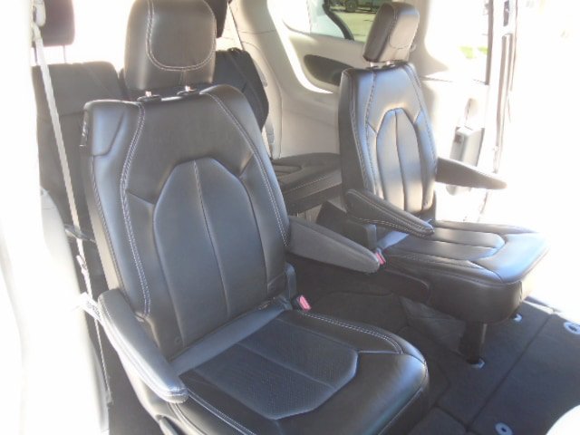 Used 2023 Chrysler Pacifica Touring-L FWD image 6