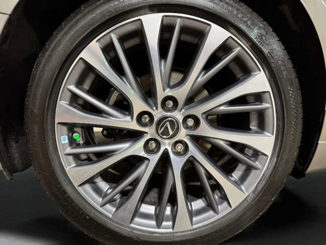 Certified 2021 Lexus ES 300h w/ Premium Package FWD image 33