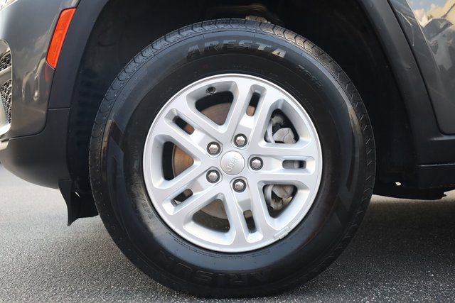 Used 2022 Jeep Grand Cherokee Laredo w/ Luxury Tech Group I image 7