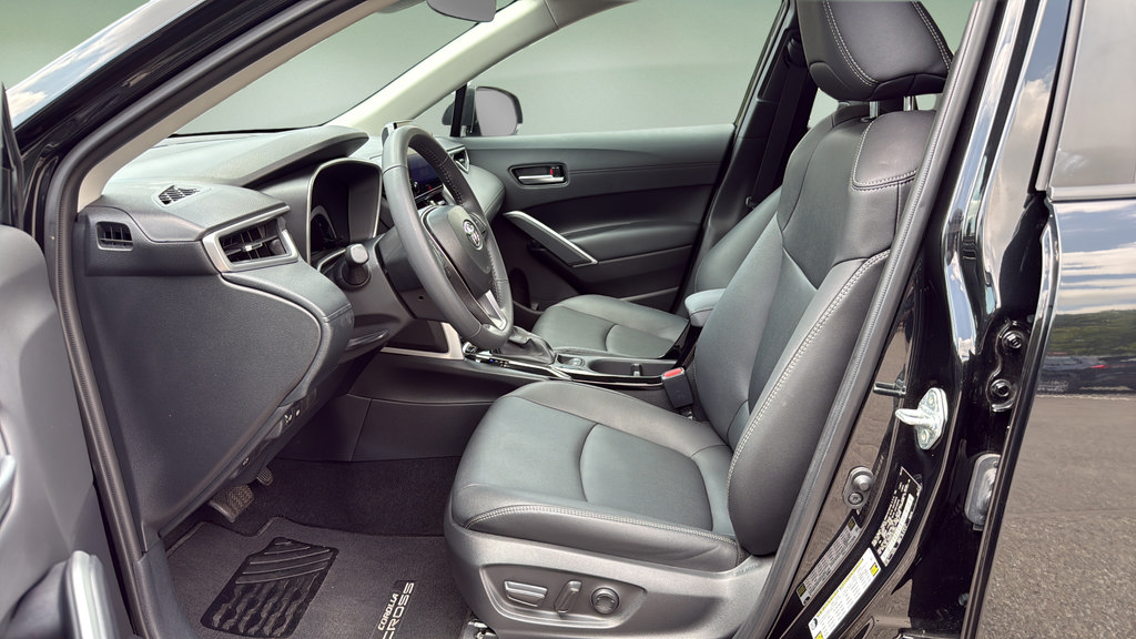 Used 2023 Toyota Corolla Cross XLE w/ Convenience Package FWD image 11