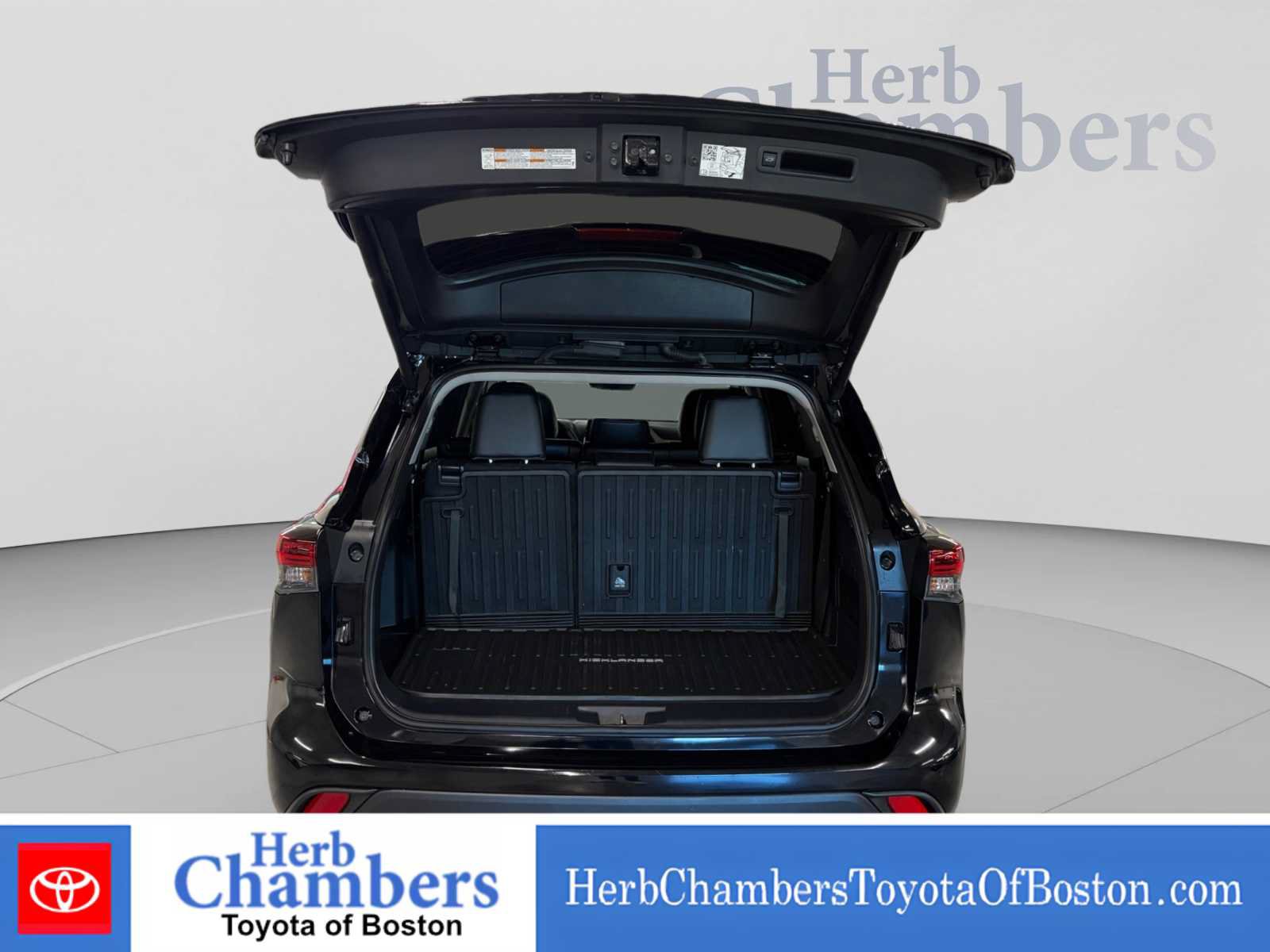 Used 2024 Toyota Highlander XLE AWD/4WD image 4