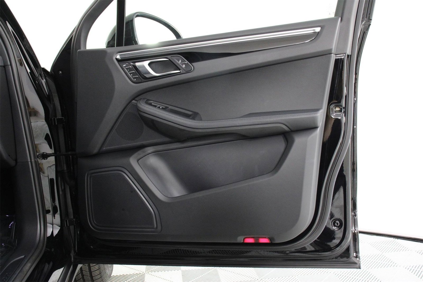 Used 2025 Porsche Macan image 23