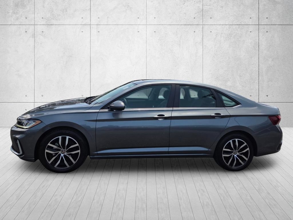 Used 2025 Volkswagen Jetta SE FWD image 2