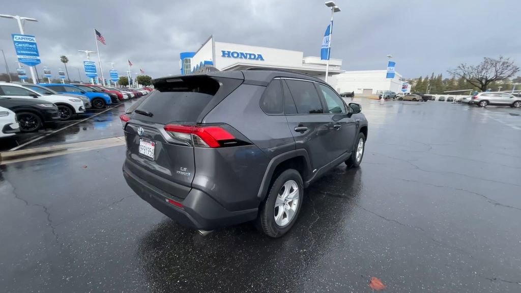 Used 2020 Toyota RAV4 LE image 8