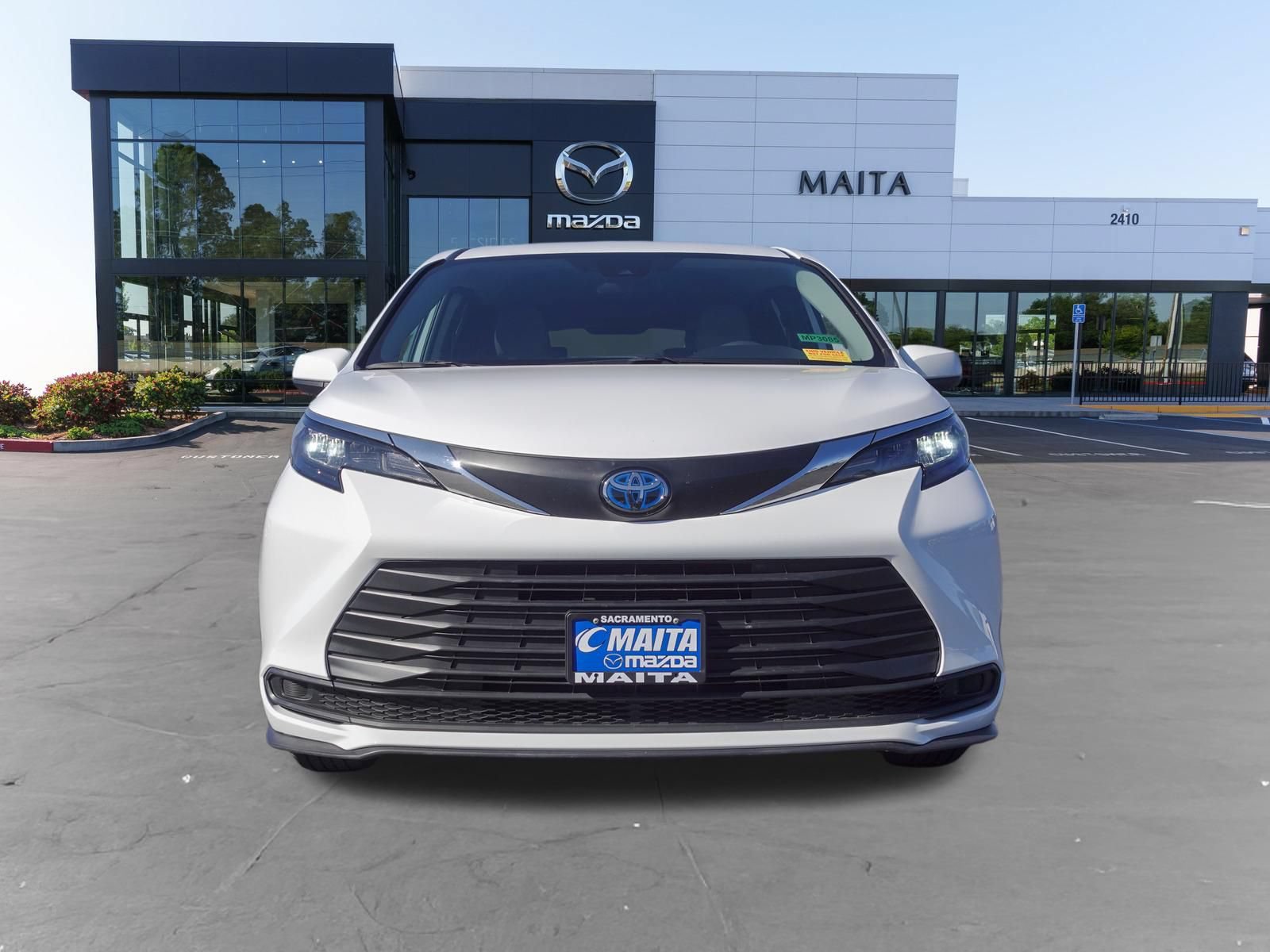 Used 2025 Toyota Sienna LE FWD image 8