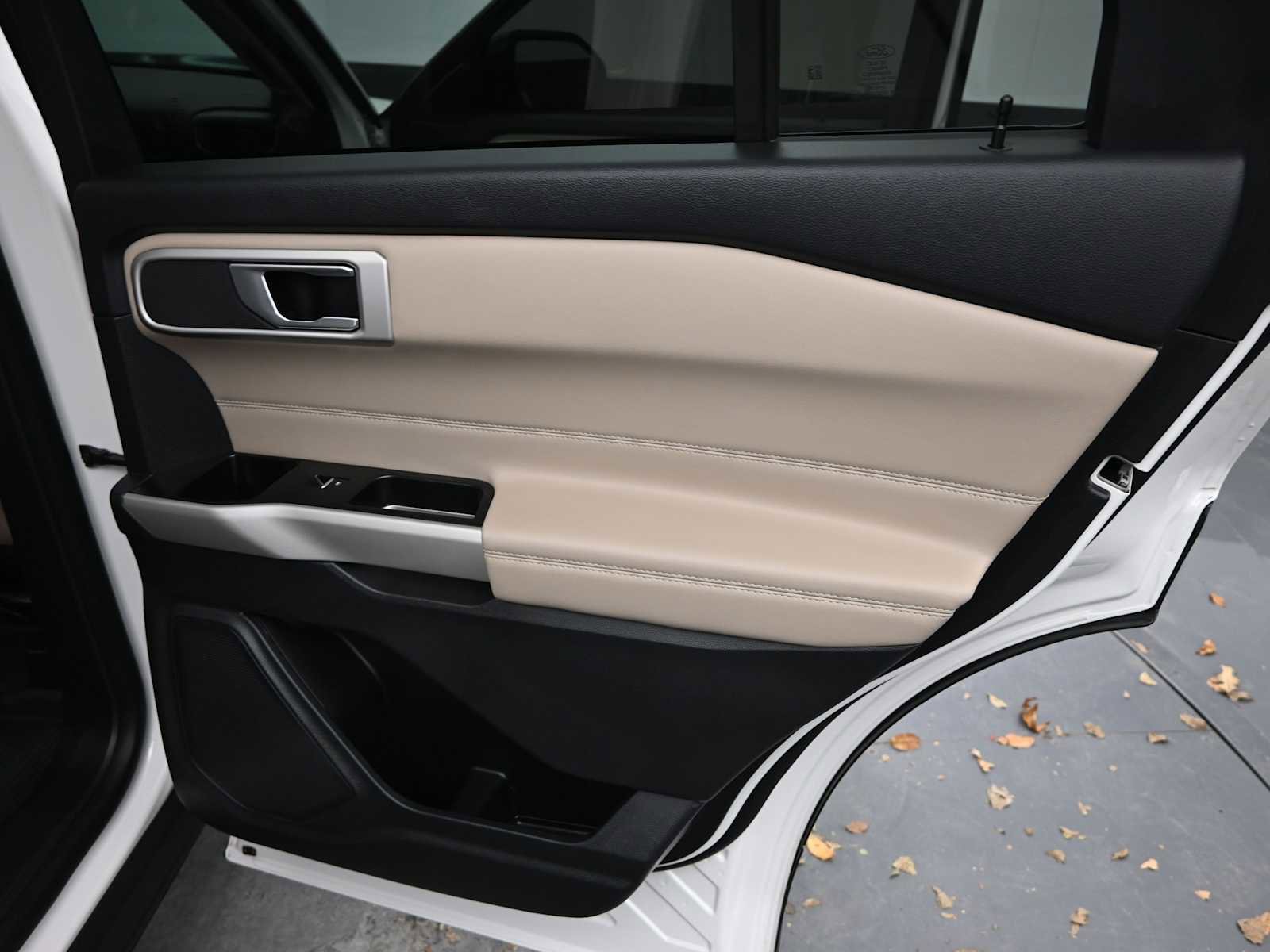 Used 2022 Ford Explorer XLT w/ Equipment Group 202A image 22