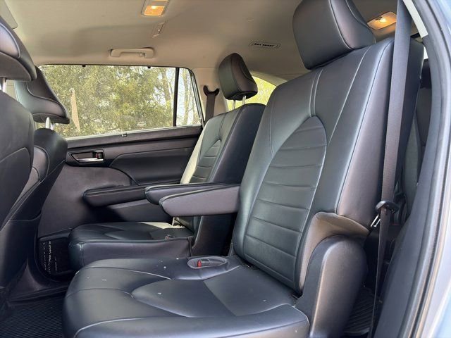 Used 2022 Toyota Highlander XLE image 13