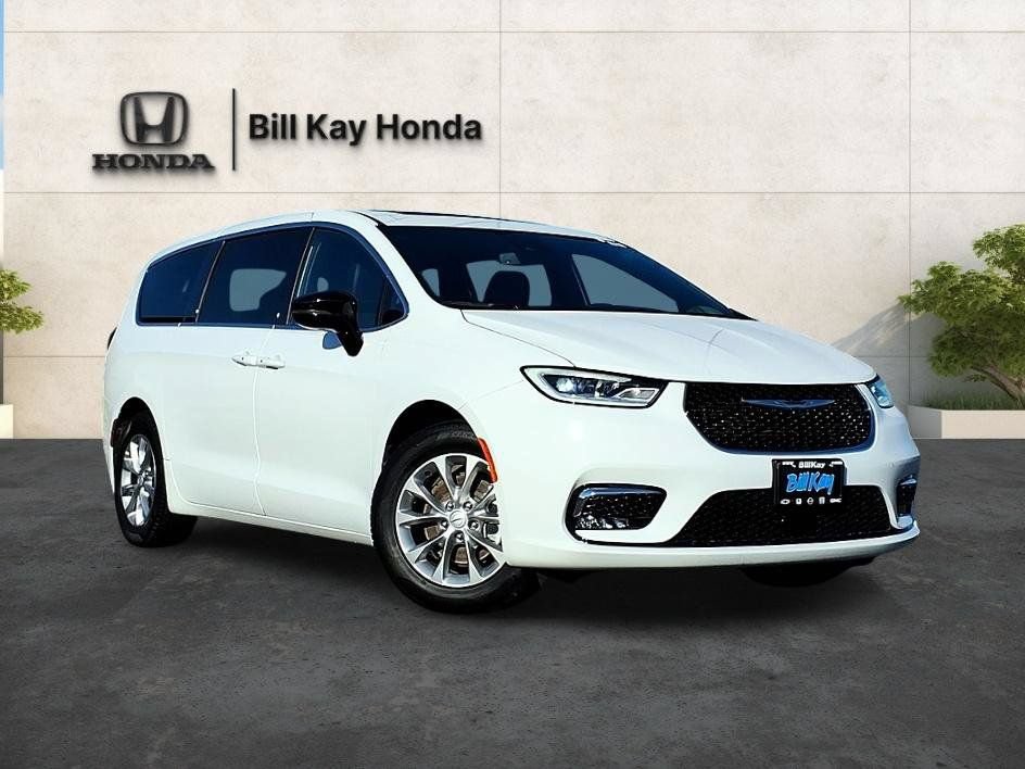 Used 2026 Chrysler Pacifica Limited FWD image 5