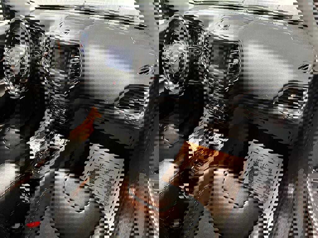 Used 2021 Jeep Cherokee Latitude Plus image 3