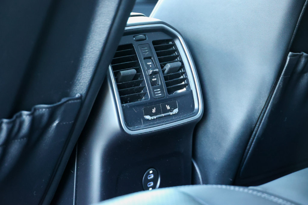 Certified 2023 Porsche Macan Turbo AWD/4WD image 34
