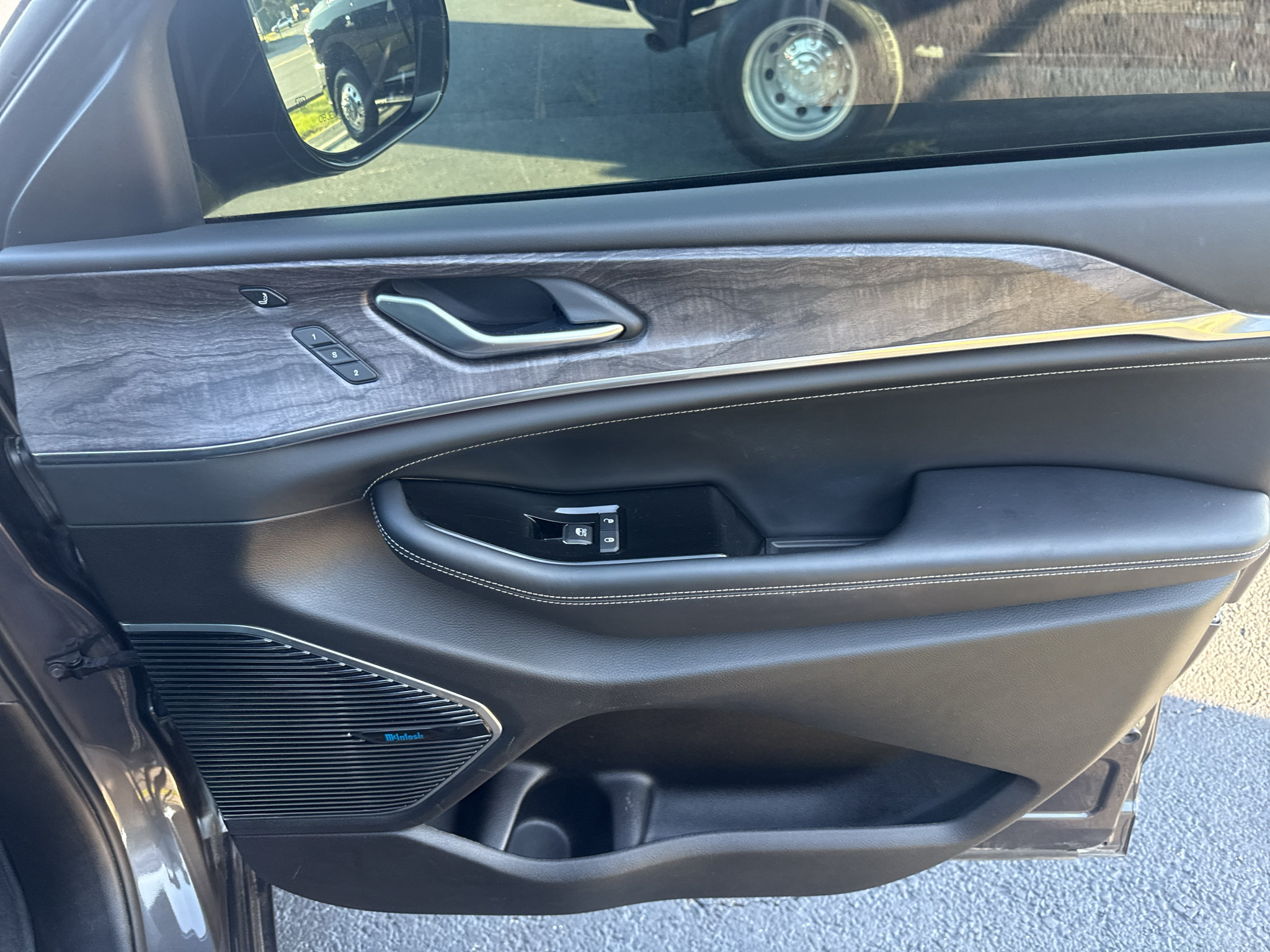 Used 2022 Jeep Grand Cherokee L Overland w/ Luxury Tech Group IV AWD/4WD image 21