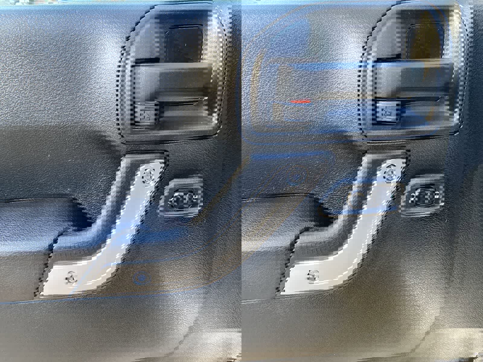 Used 2016 Jeep Wrangler Unlimited Sahara w/ Connectivity Group image 19