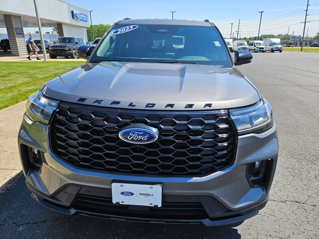 Used 2025 Ford Explorer ST-Line w/ ST-Line Street Pack AWD/4WD image 3