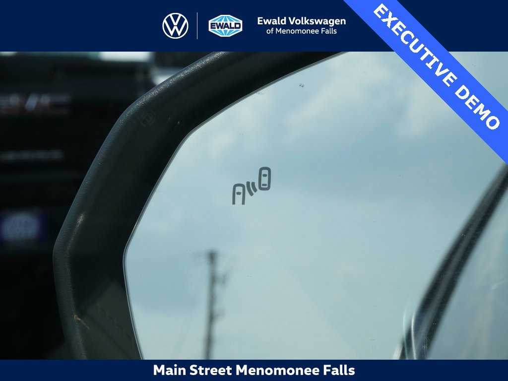Certified 2025 Volkswagen Taos SE image 10