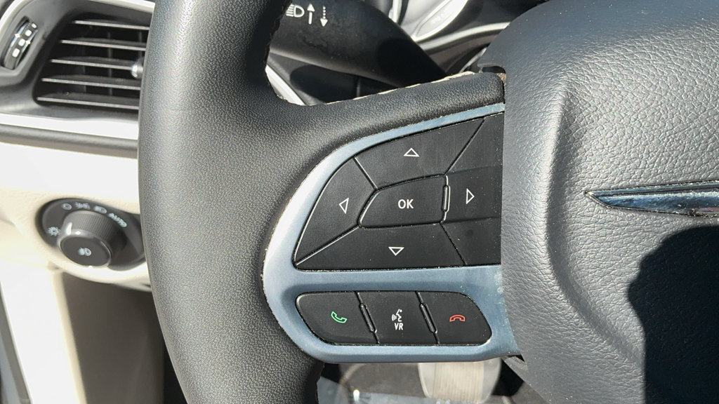 Used 2024 Chrysler Pacifica Touring-L FWD image 18