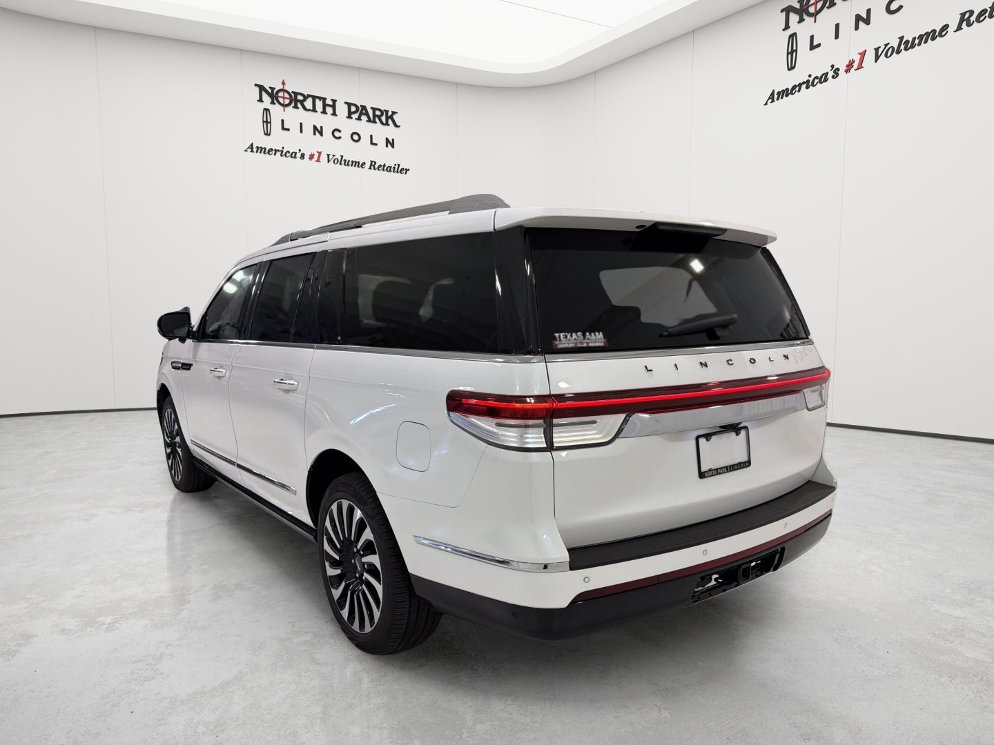 Used 2023 Lincoln Navigator L Black Label AWD/4WD image 3
