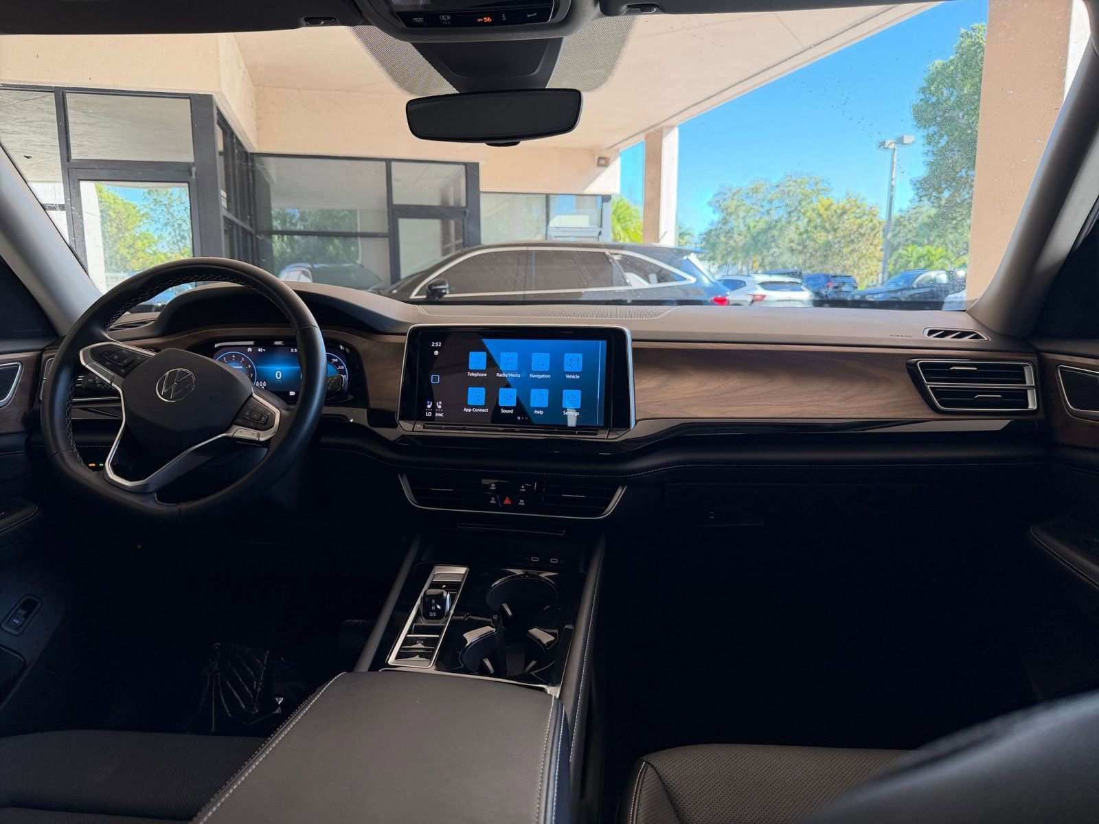 Used 2025 Volkswagen Atlas SE image 27