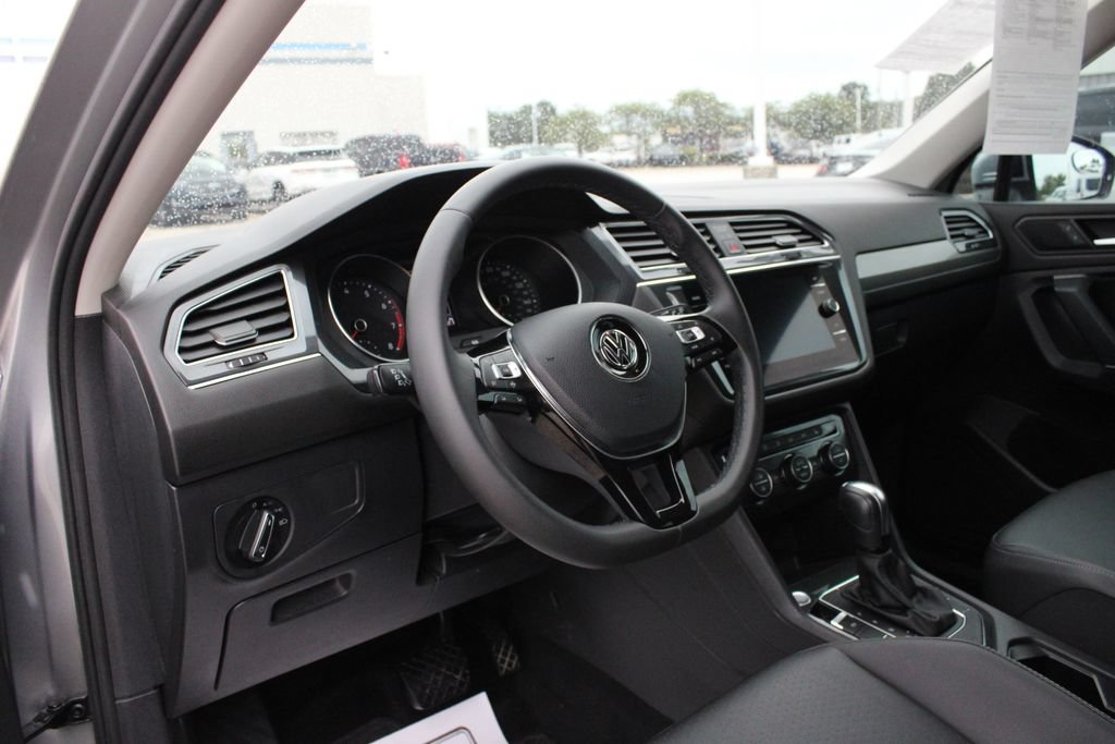 Used 2020 Volkswagen Tiguan SE AWD/4WD image 2