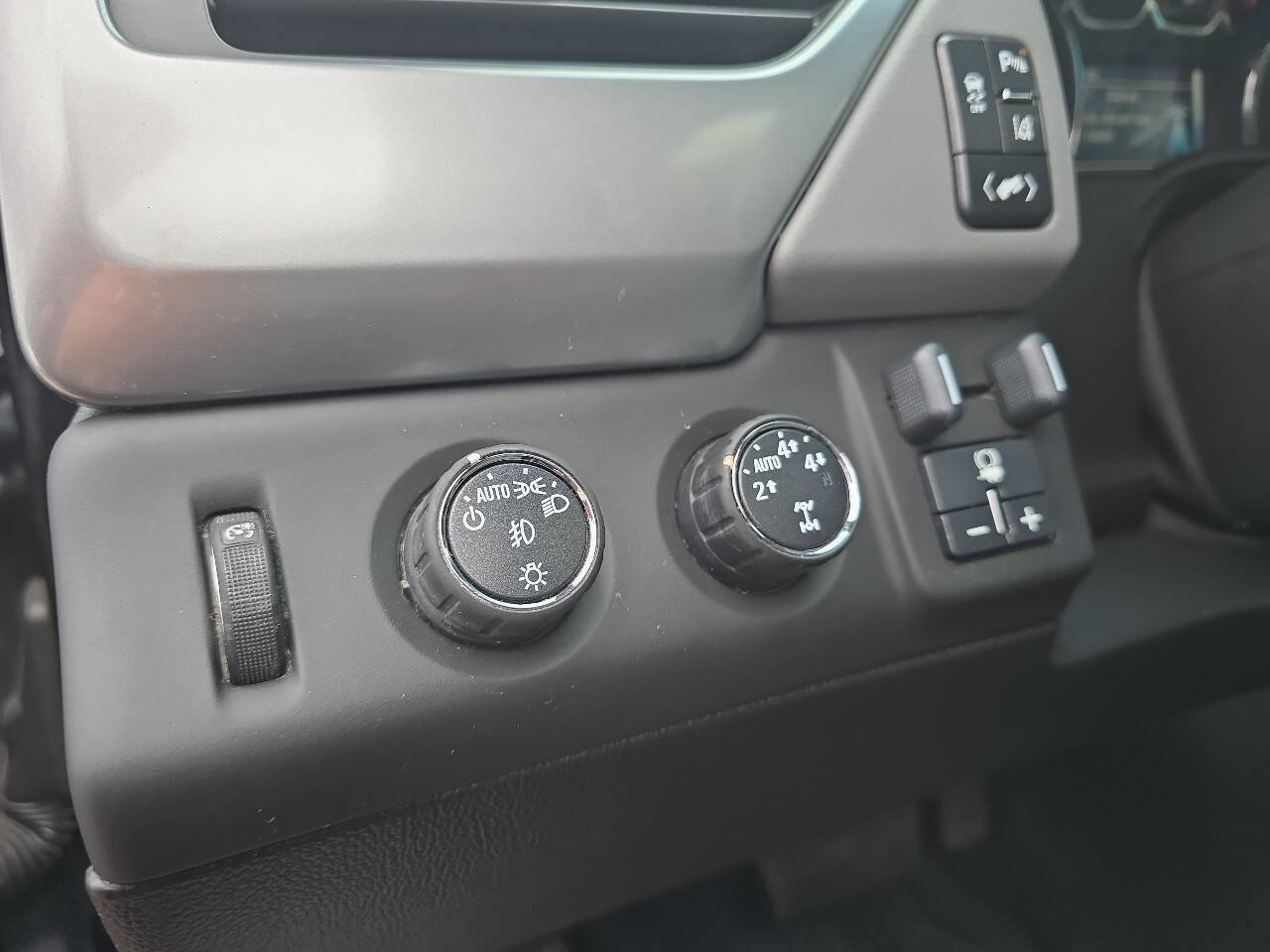 Used 2015 Chevrolet Tahoe LT image 12