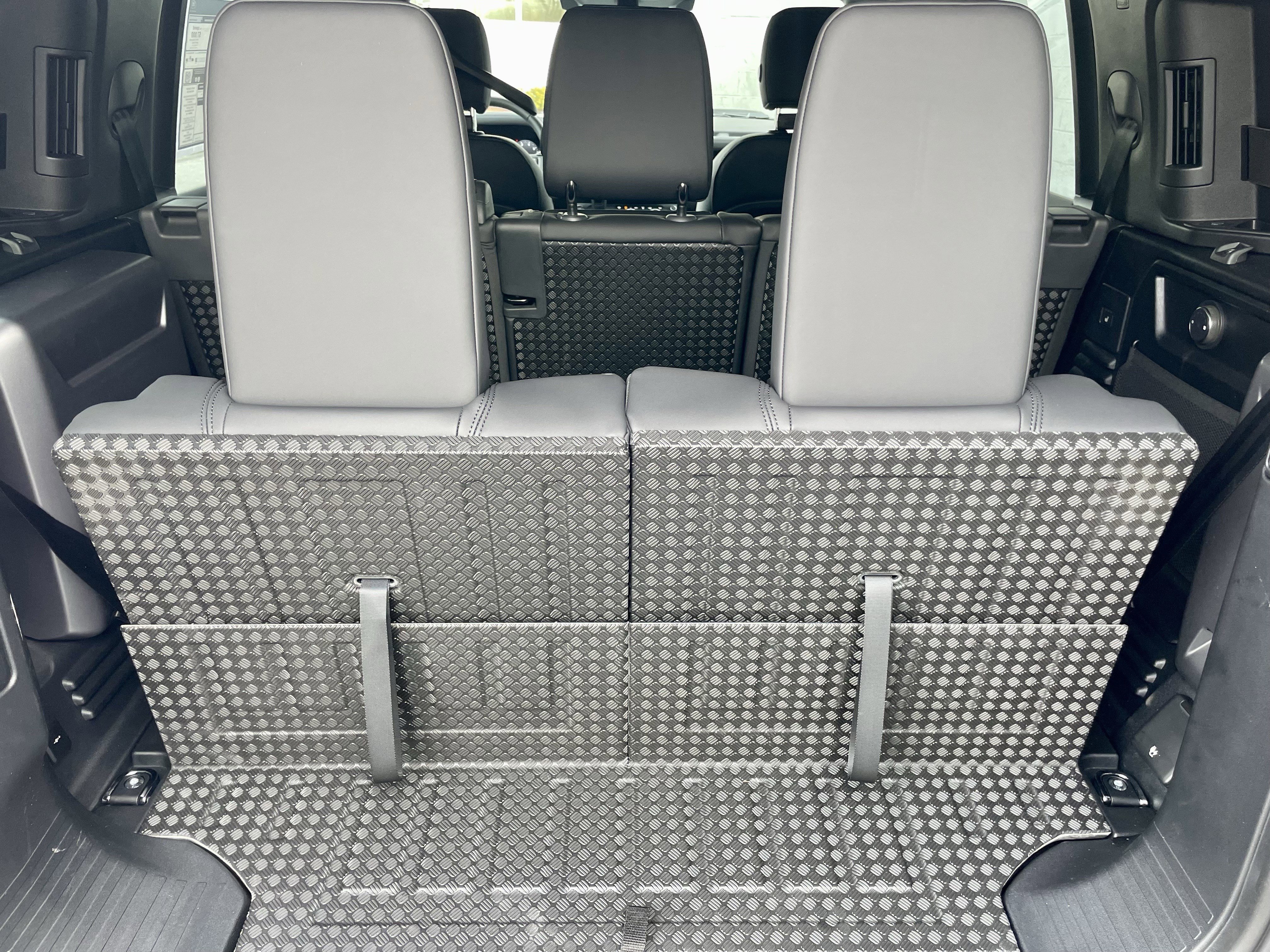 Used 2024 Land Rover Defender 110 X-Dynamic SE image 38