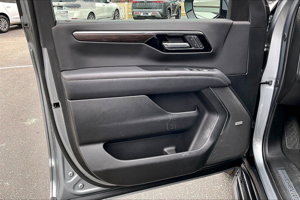 Used 2025 Chevrolet Suburban Premier image 22