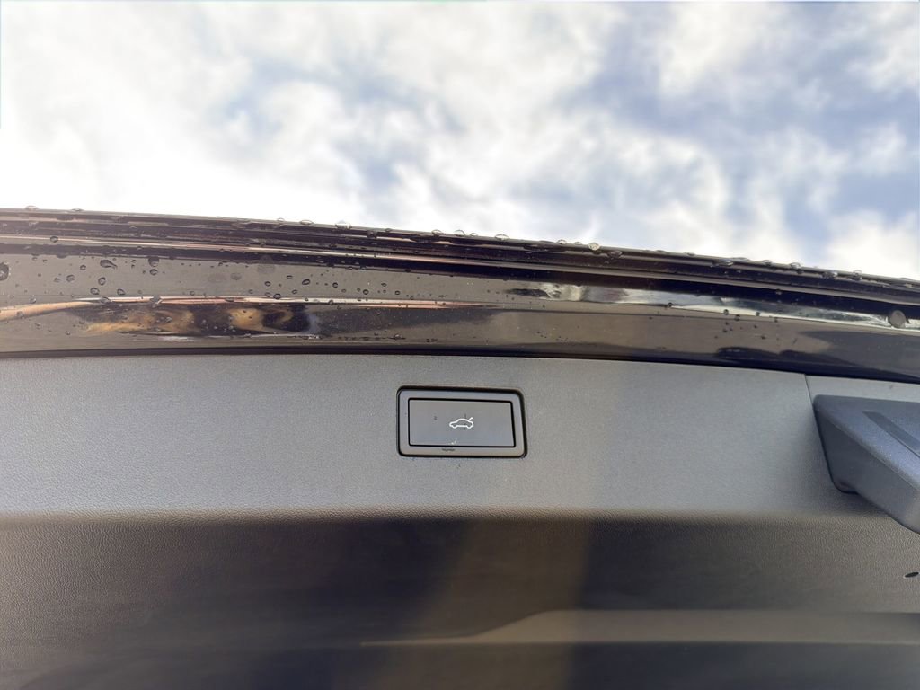 New 2026 Volkswagen Tiguan SE R-Line FWD image 15