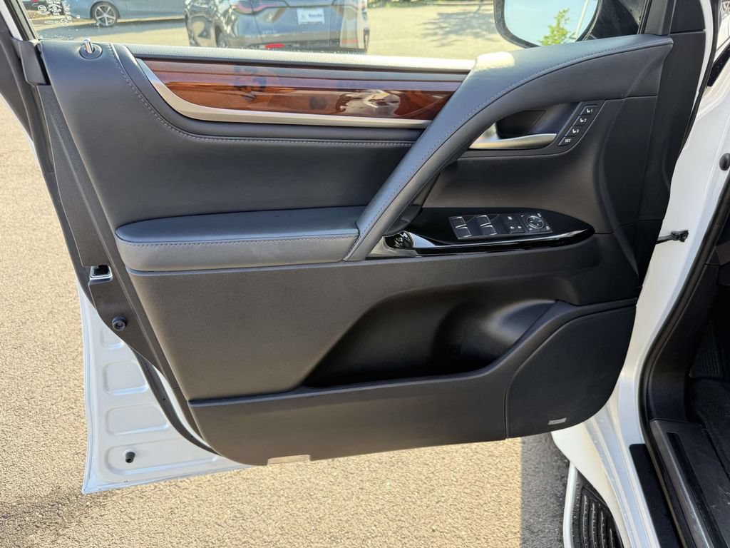 Used 2018 Lexus LX 570 4WD w/ Luxury Package image 12