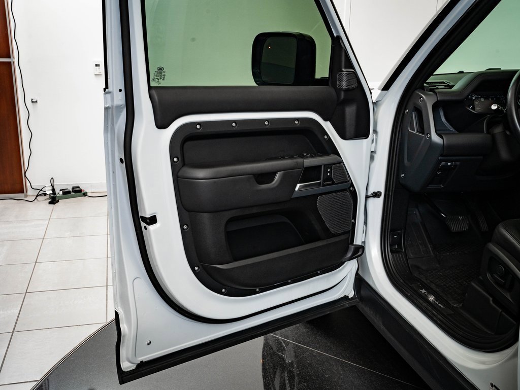 Used 2023 Land Rover Defender 110 X-Dynamic SE image 33