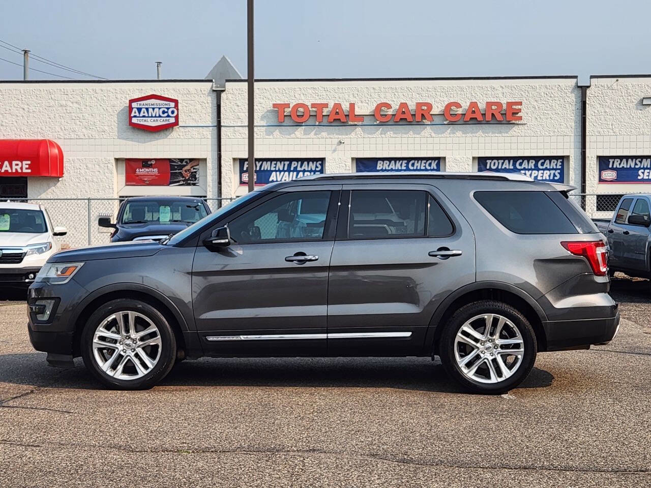 Used 2016 Ford Explorer XLT w/ Equipment Group 202A image 3