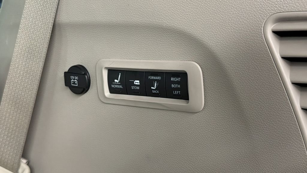 Used 2017 Chrysler Pacifica Limited FWD image 34