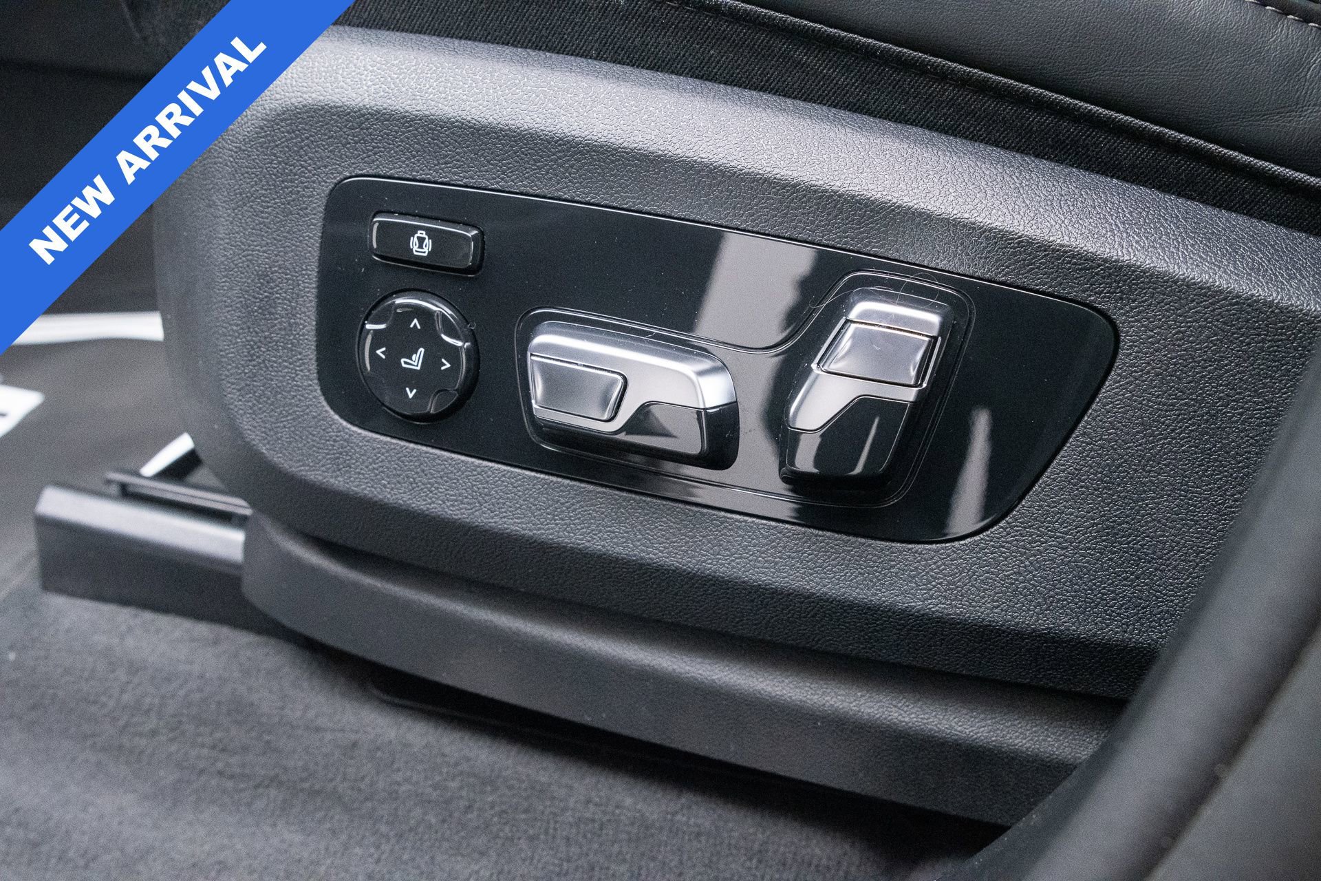 Used 2025 BMW X7 M60i w/ Executive Package image 19