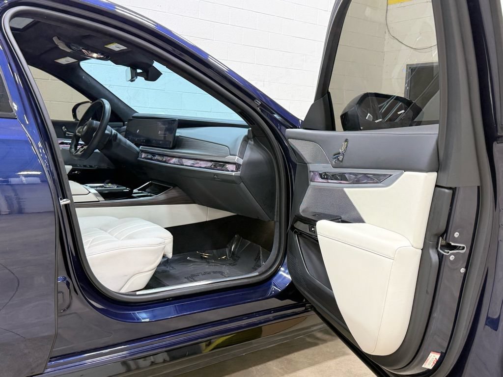 Used 2023 BMW i7 xDrive60 AWD/4WD image 40