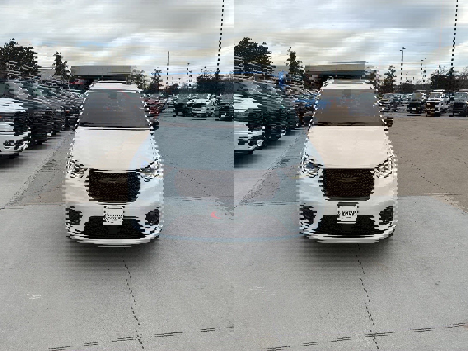 New 2026 Chrysler Pacifica Limited w/ Uconnect Theater Family Group image 10