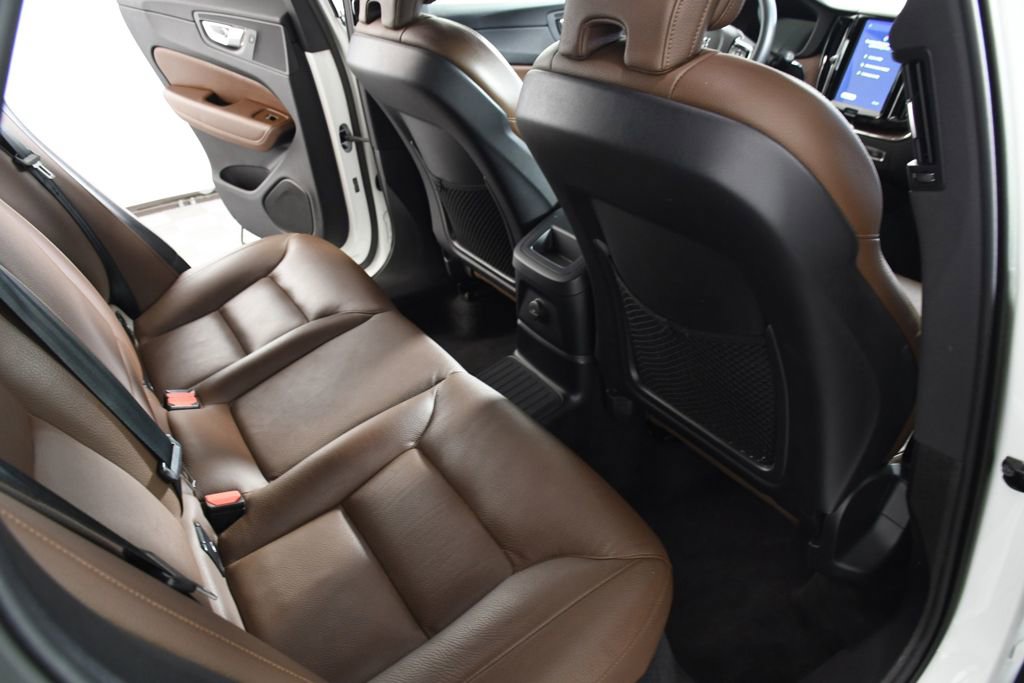 Used 2023 Volvo XC60 T8 Plus image 22