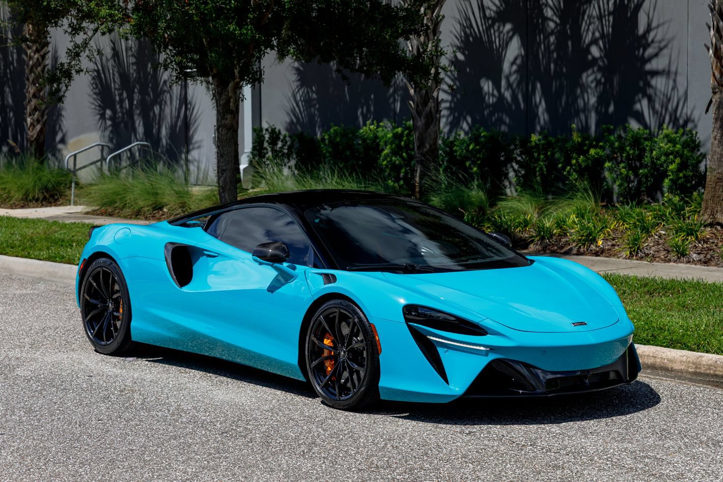 Used 2023 McLaren Artura RWD image 1