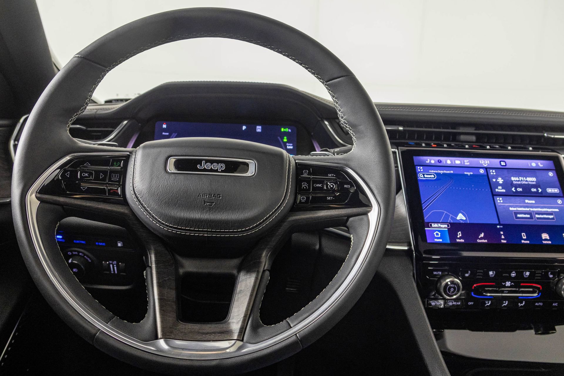 Used 2024 Jeep Grand Cherokee Overland w/ Luxury Tech Group IV image 33