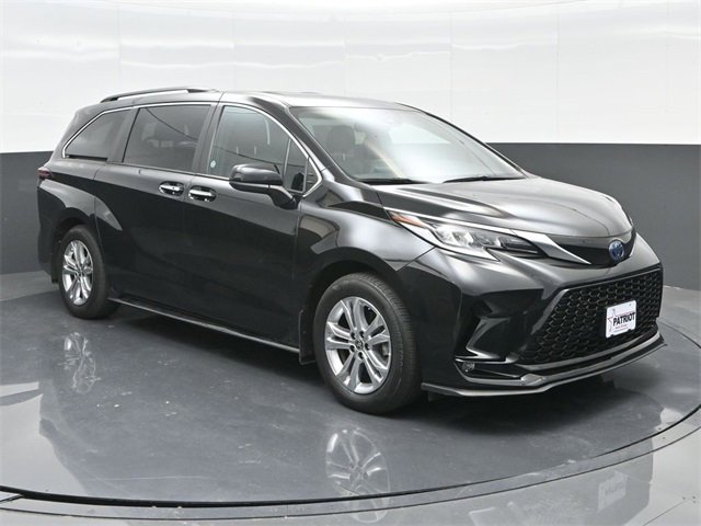 Used 2022 Toyota Sienna XSE image 1