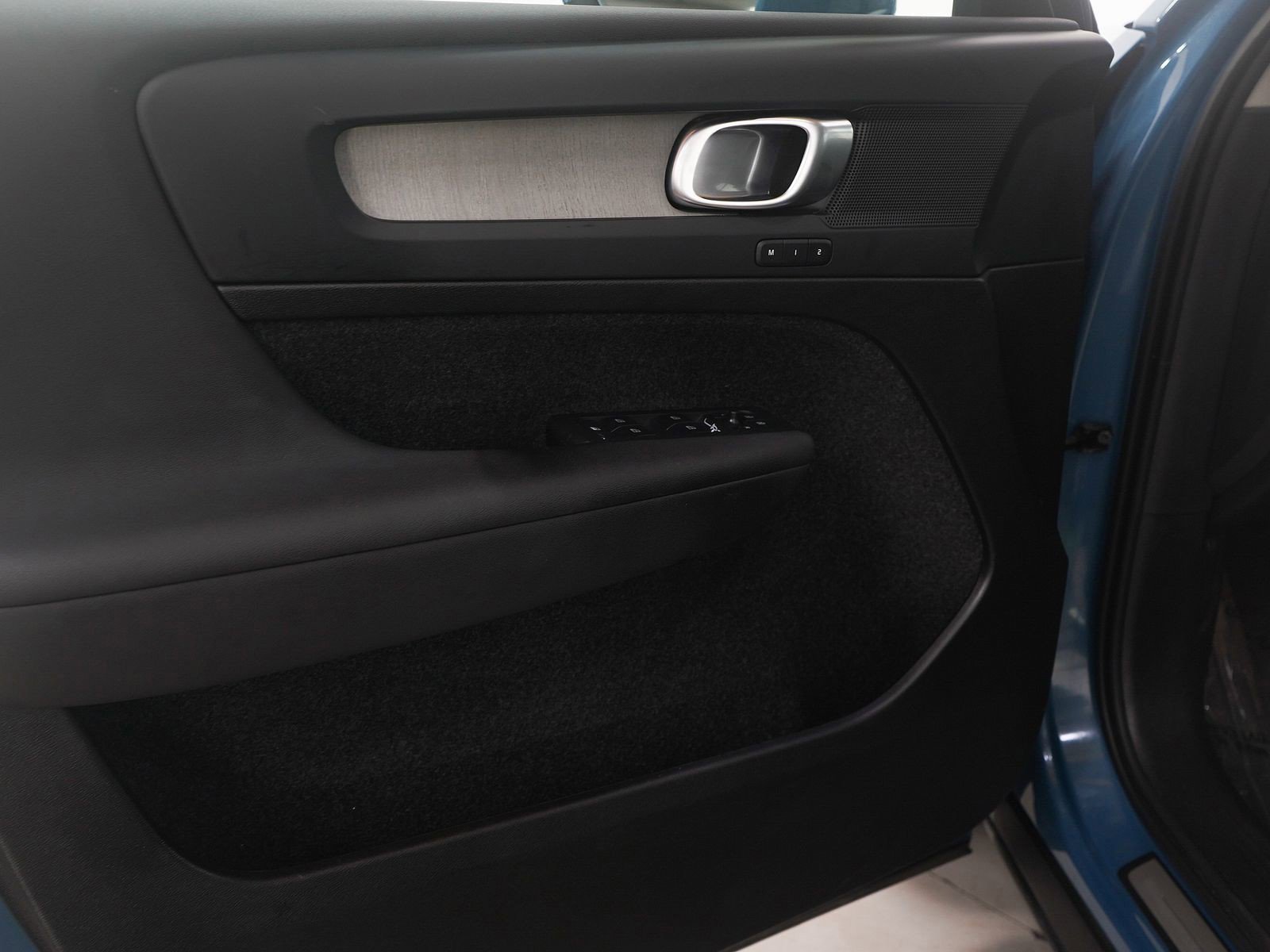 Used 2025 Volvo XC40 B5 Plus image 17