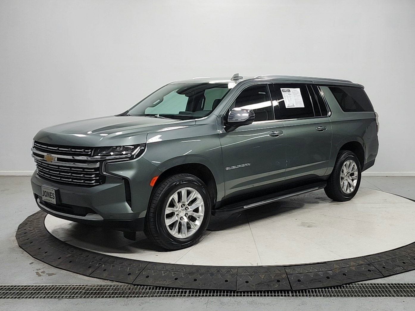 Used 2023 Chevrolet Suburban Premier AWD/4WD image 3