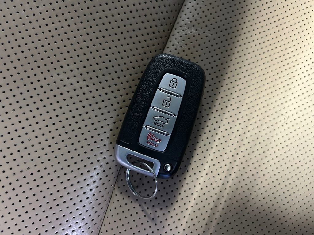 Used 2011 Hyundai Genesis 4.6 image 2