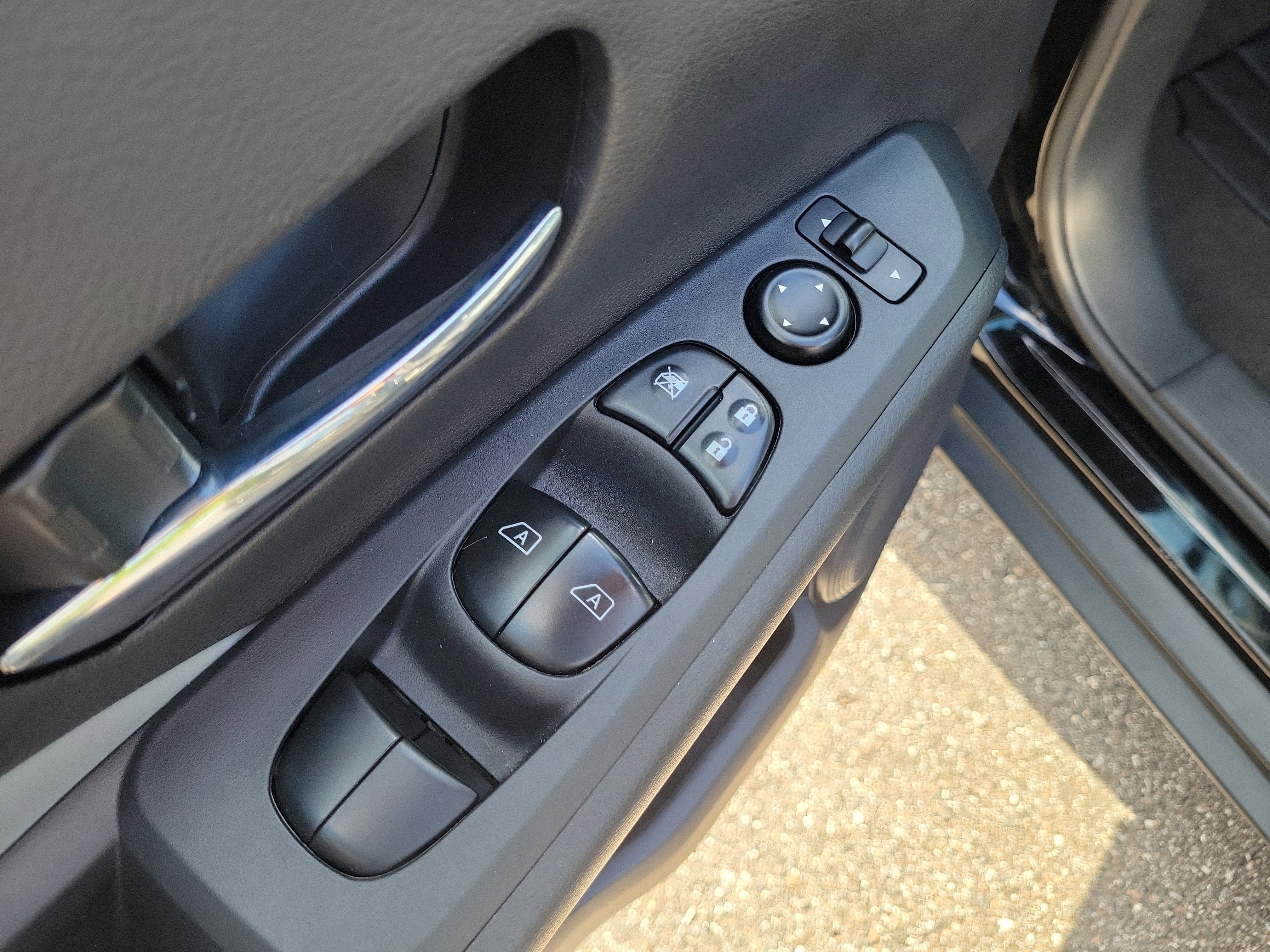 Used 2023 Nissan Kicks SR w/ SR Premium Package FWD image 20