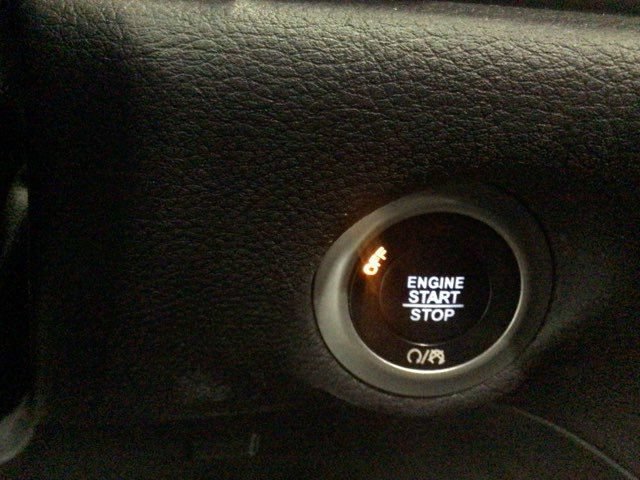 Used 2018 Chrysler Pacifica Limited w/ Tire & Wheel Group FWD image 16