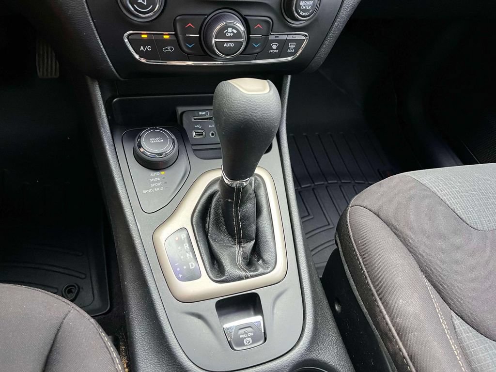 Used 2017 Jeep Cherokee Latitude w/ Comfort/Convenience Group AWD/4WD image 30