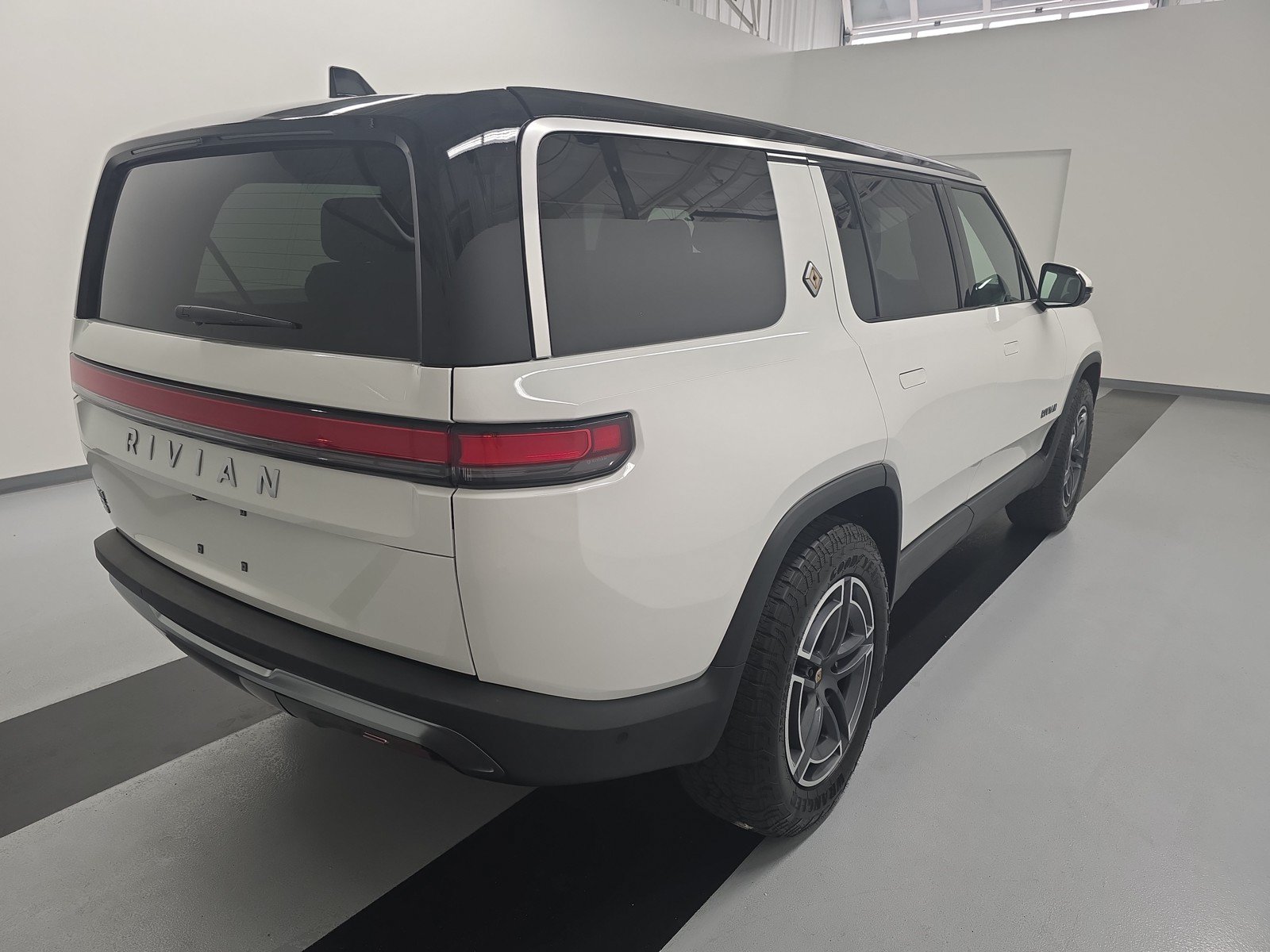 Used 2025 Rivian R1S Adventure AWD/4WD image 5