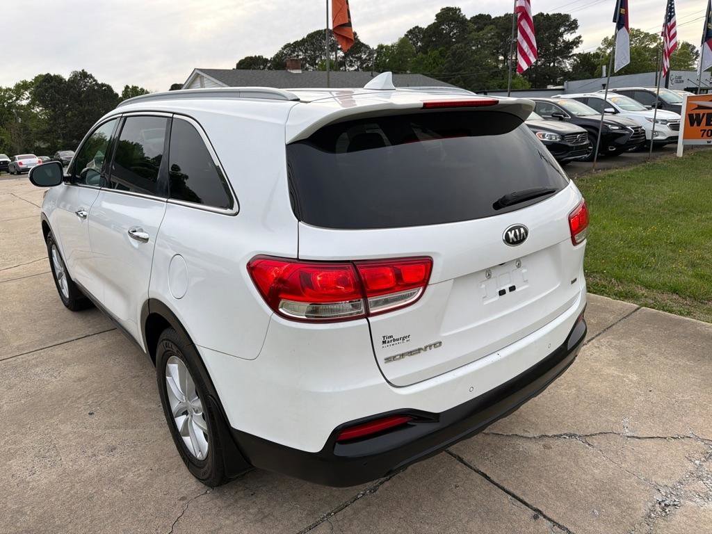 Used 2017 Kia Sorento LX w/ LX Convenience Package image 10