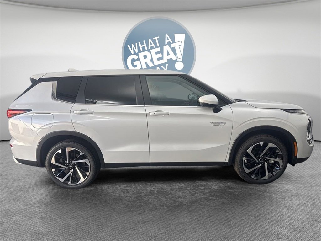 New 2025 Mitsubishi Outlander SE image 2