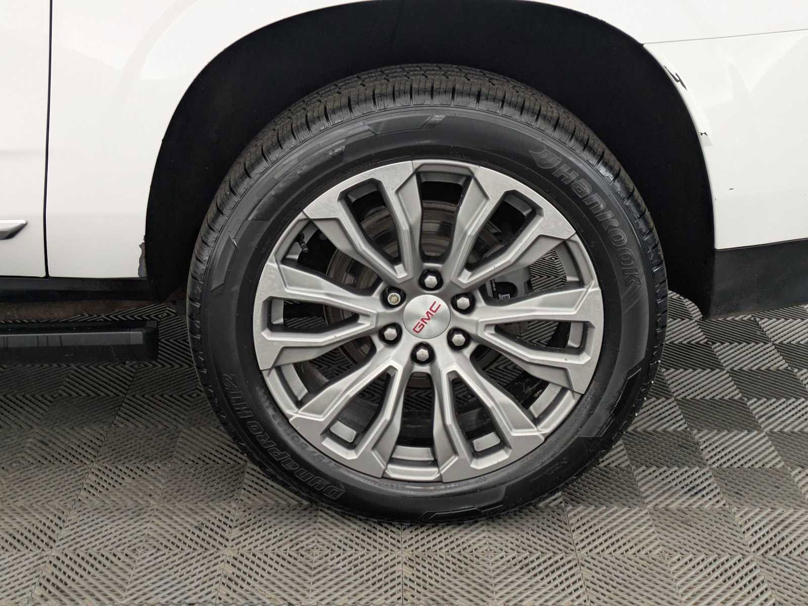 Used 2021 GMC Yukon XL Denali w/ Denali Premium Package image 17