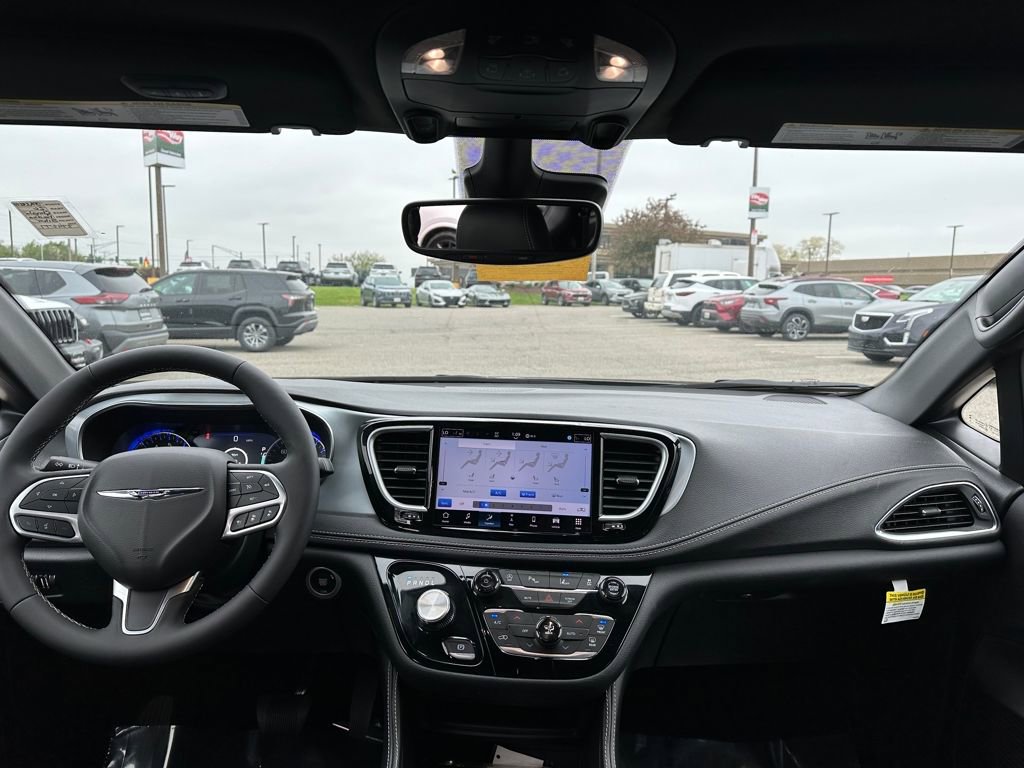 Used 2026 Chrysler Pacifica Limited FWD image 11