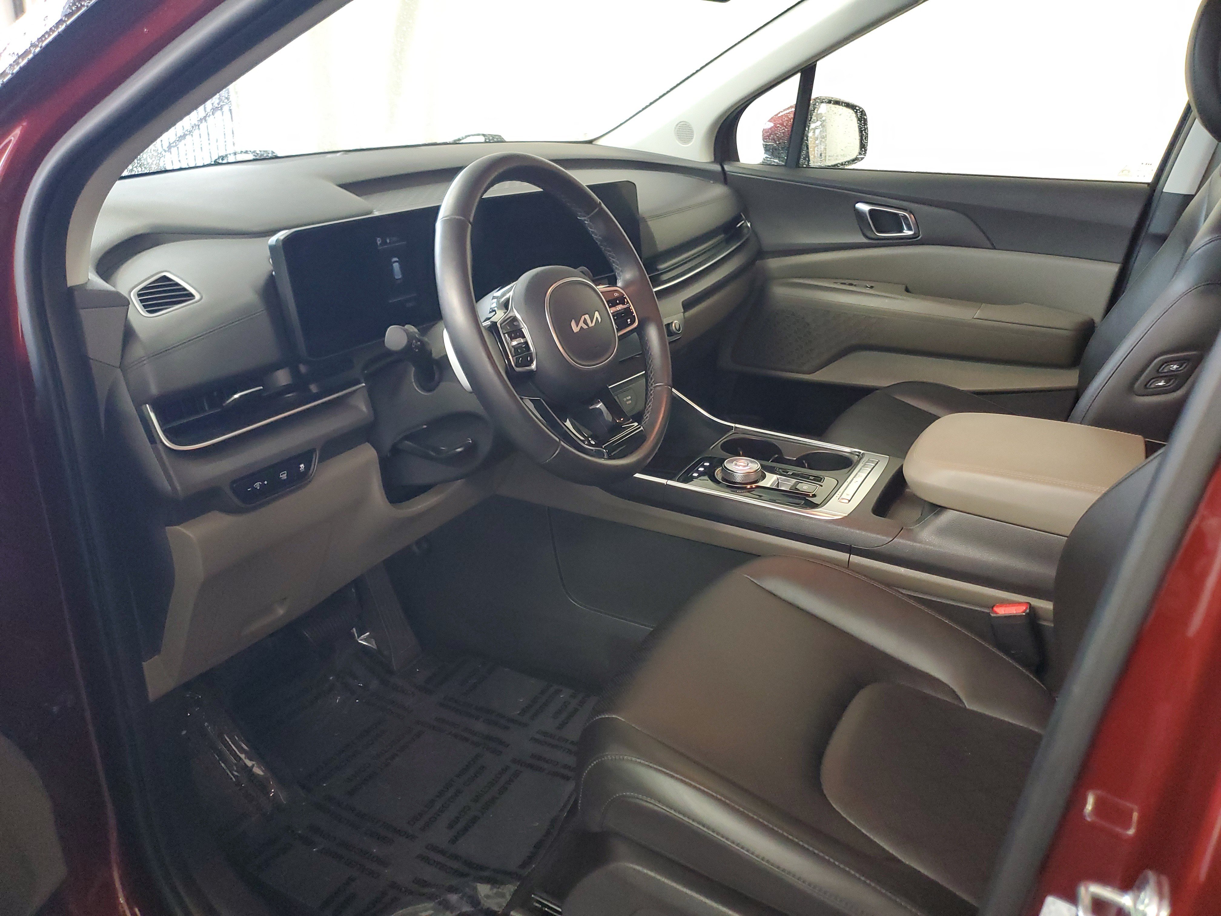 Used 2025 Kia Carnival EX FWD image 18
