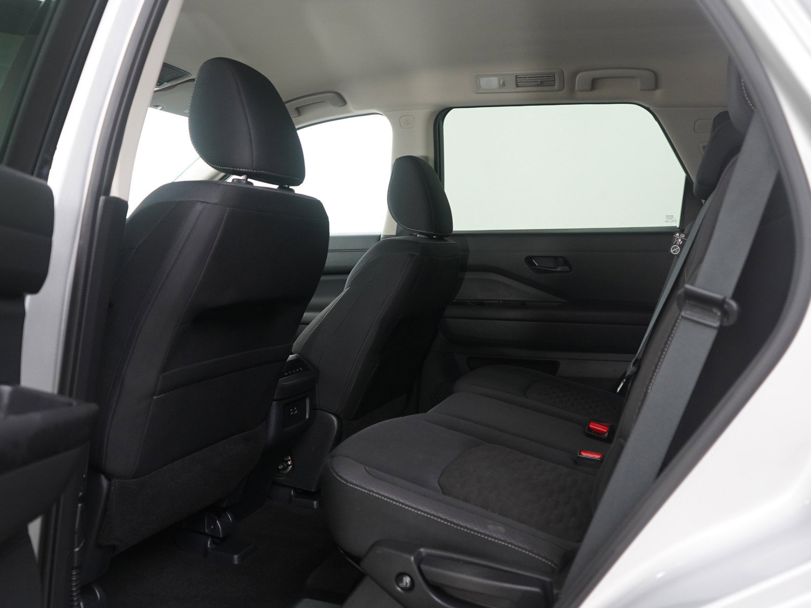 Used 2024 Nissan Pathfinder SV image 18